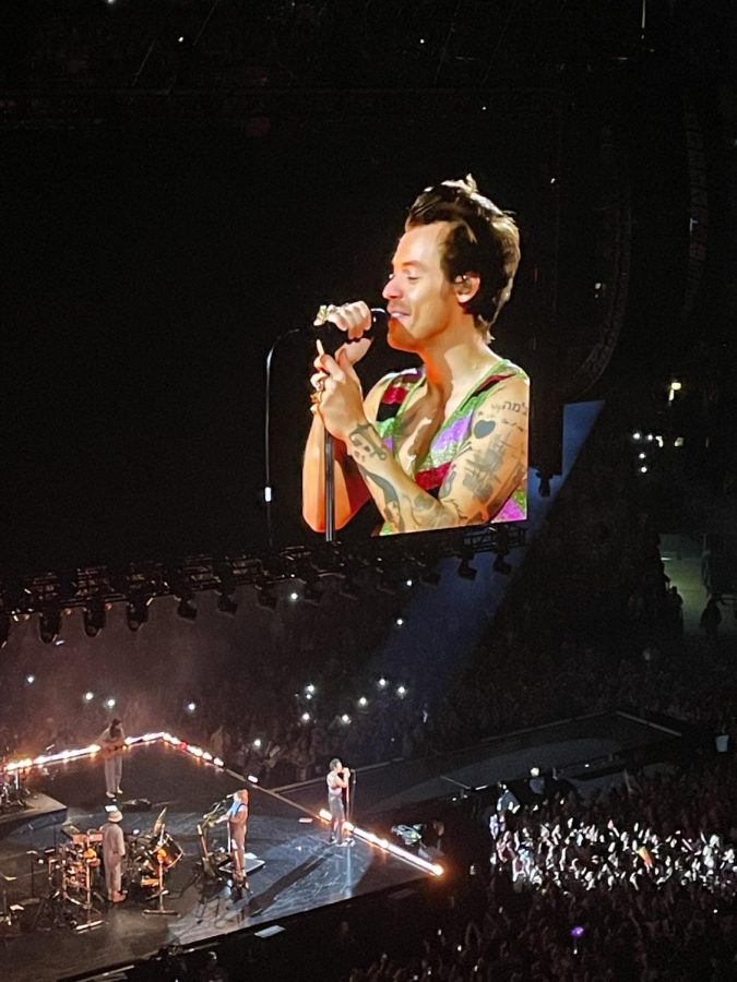 Harry Styles Lights Up Chicago The Courier