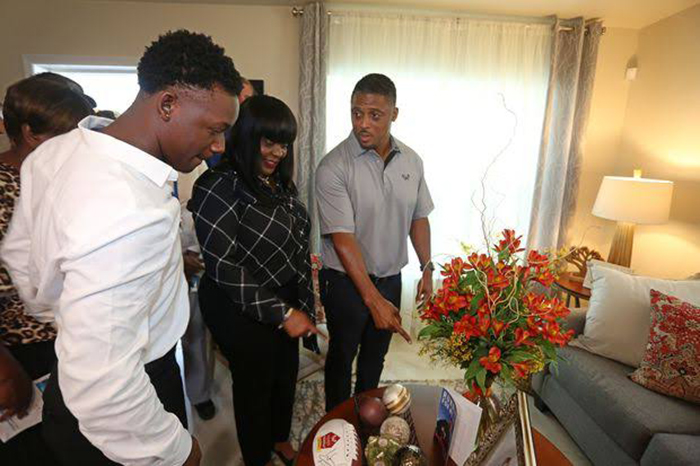 Former NFL Player Warrick Dunn Donates 173rd Home to Single Mom That’s