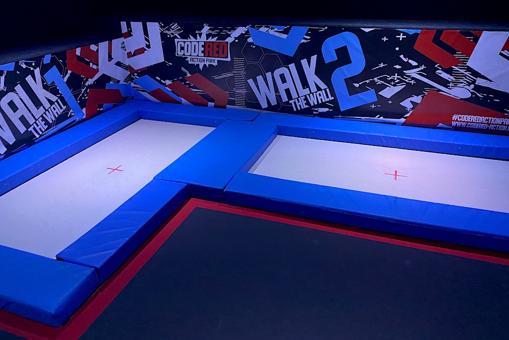 JUMP CODE RED ACTION PARK JUMP NINJA LASERTAG ESCAPE BLACKLIGHT GOLF