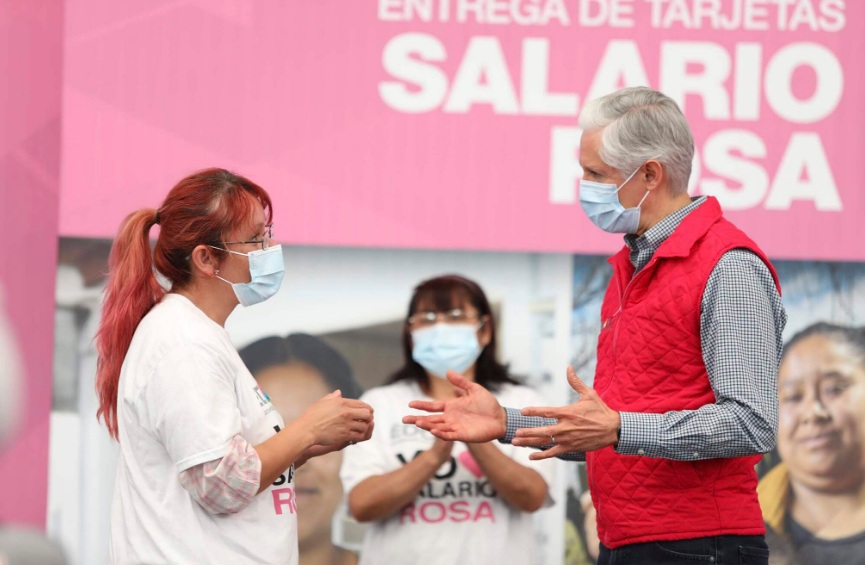 Entrega Alfredo del Mazo tarjetas de Salario Rosa en Amecameca
