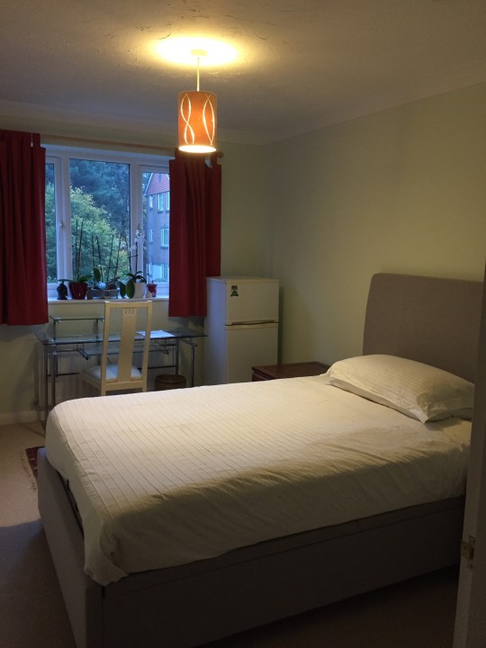 Room for rent in Redhill house share 8300