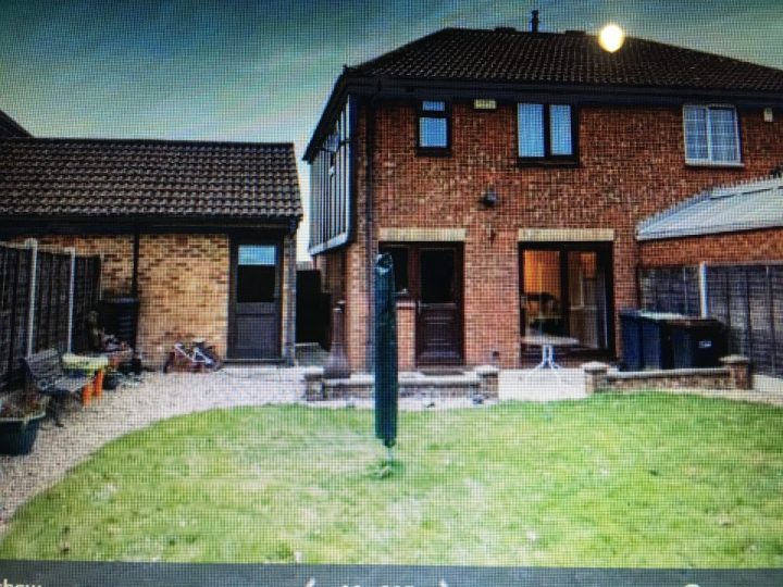 Room for rent in Luton house share 8630