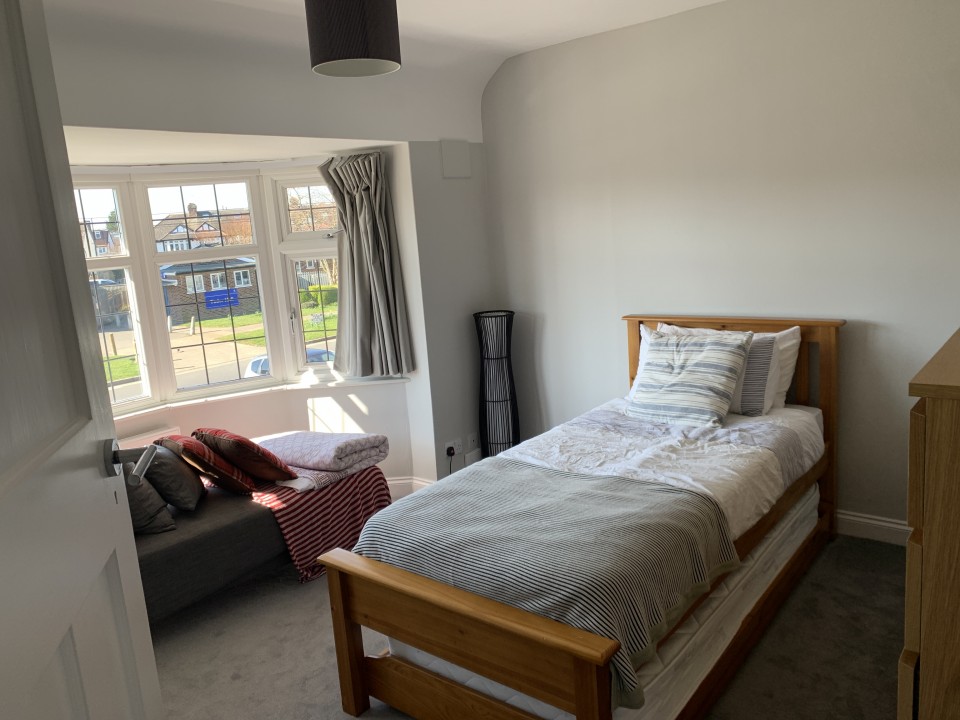 Room for rent in Kingston upon Thames house share 8889