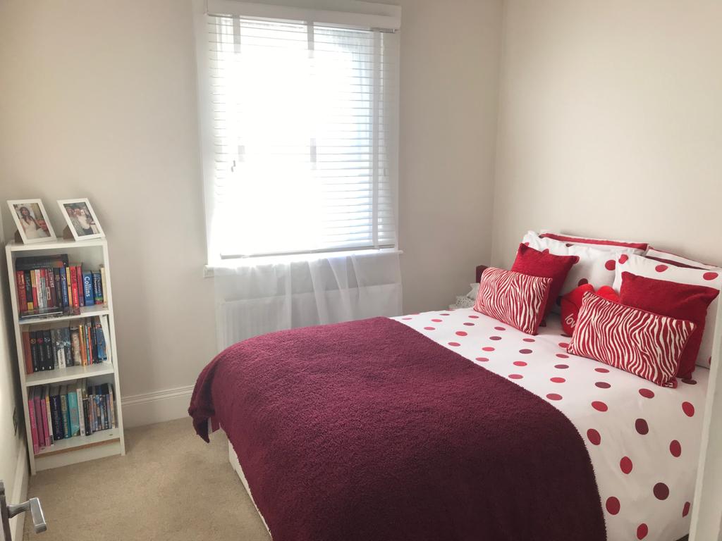 Room for rent in Ealing house share 8233