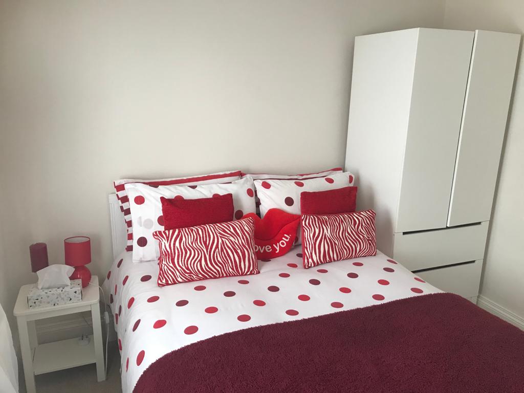 Room for rent in Ealing house share 8233