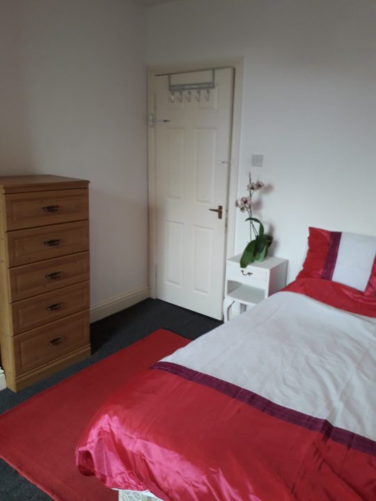 Room for rent in London E13 0QD house share