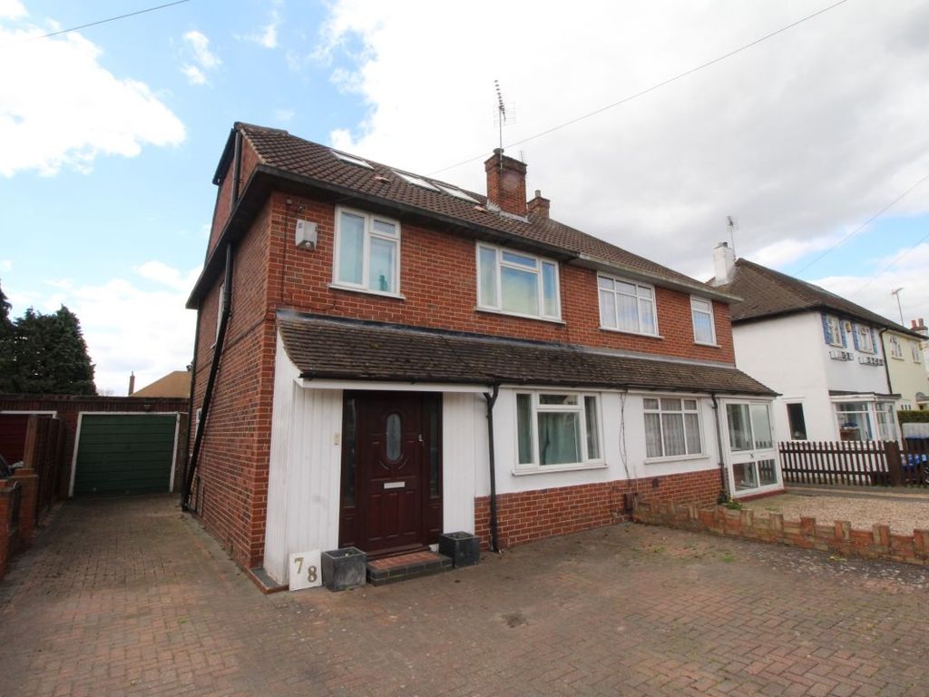 Room for rent in Chertsey KT16 8LA house share