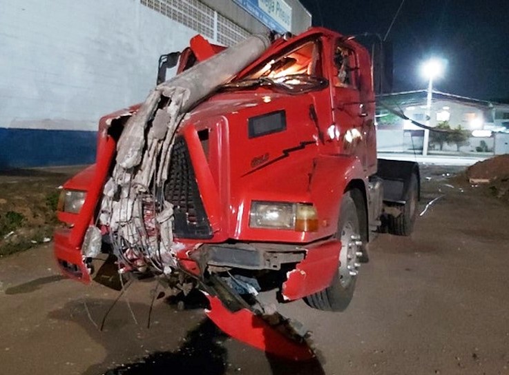 VÍDEO Carreta bate em postes e arrasta fiação elétrica na SerraES