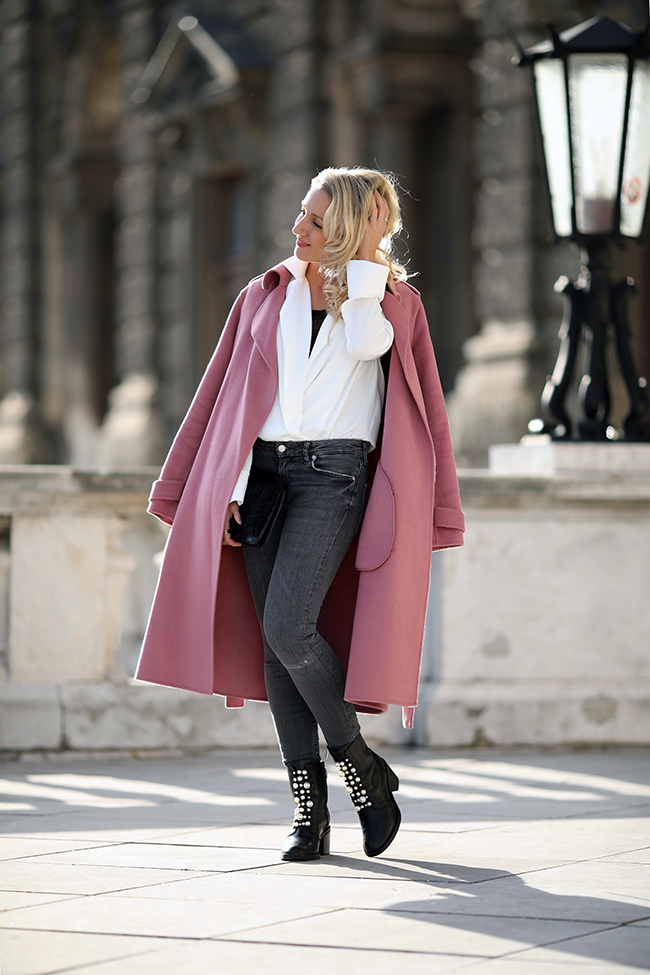 Herbst Outfit Rosa Mantel, graue Röhrenjeans & weiße Bluse collected