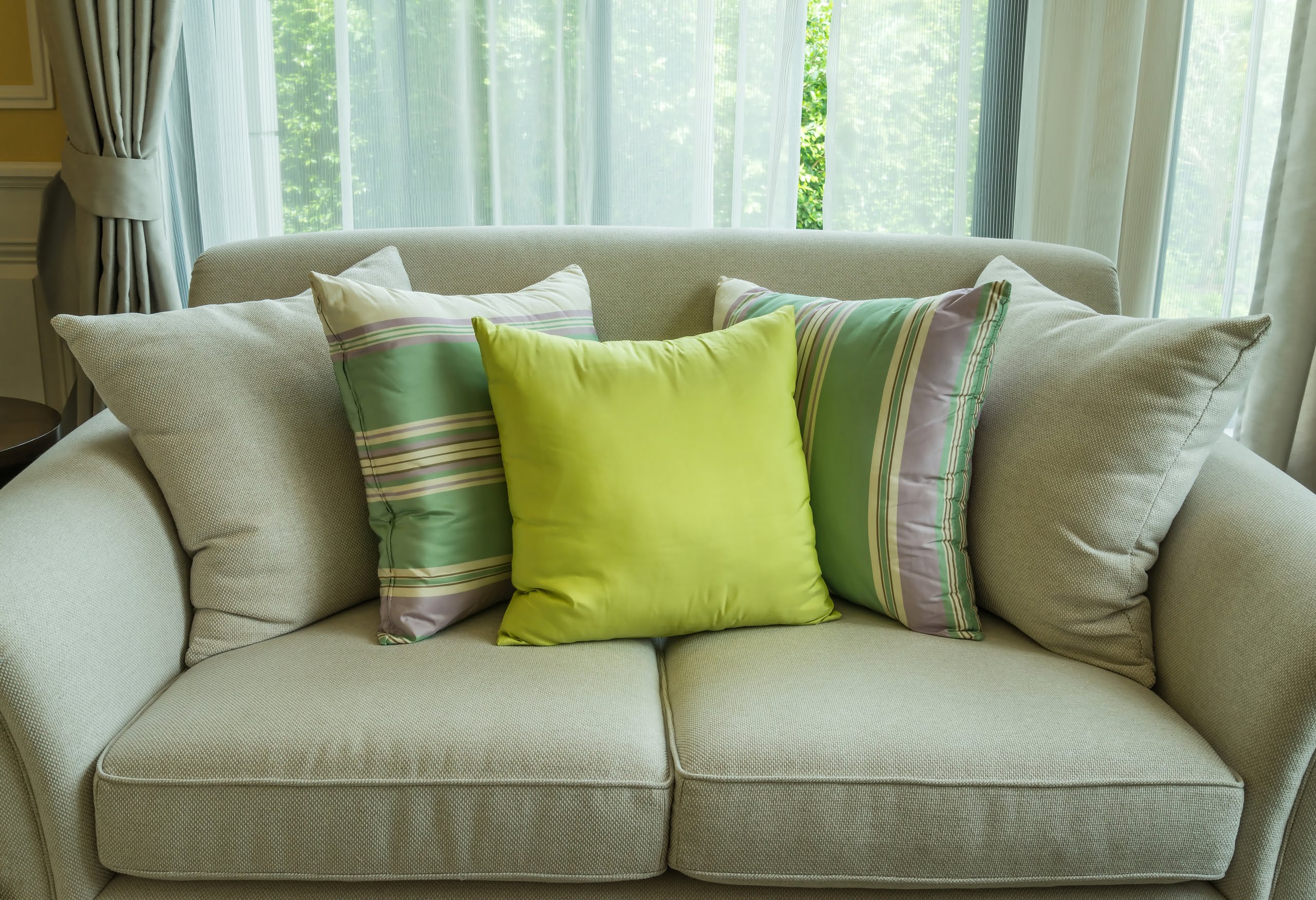 What Color Curtains Go with a Green Couch? (12 Examples with Images