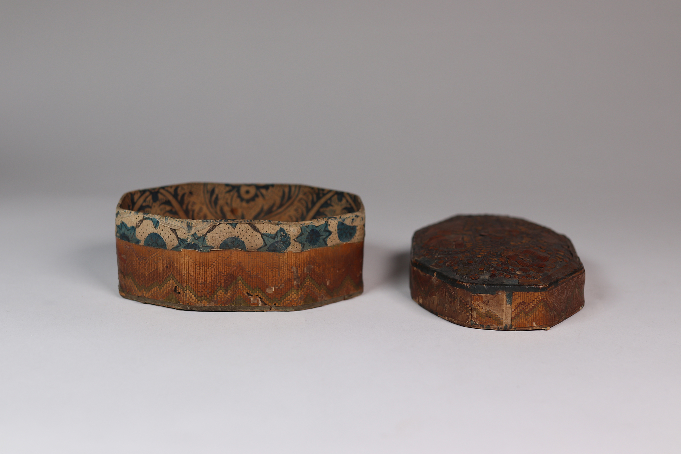 Vieille boîte contenant quatre petits fragments de la sépulture du