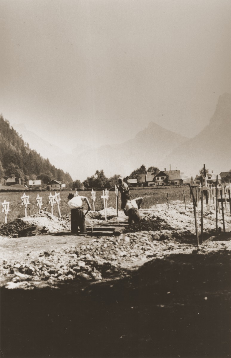 Austrian civilians bury the bodies of former prisoners of the Ebensee