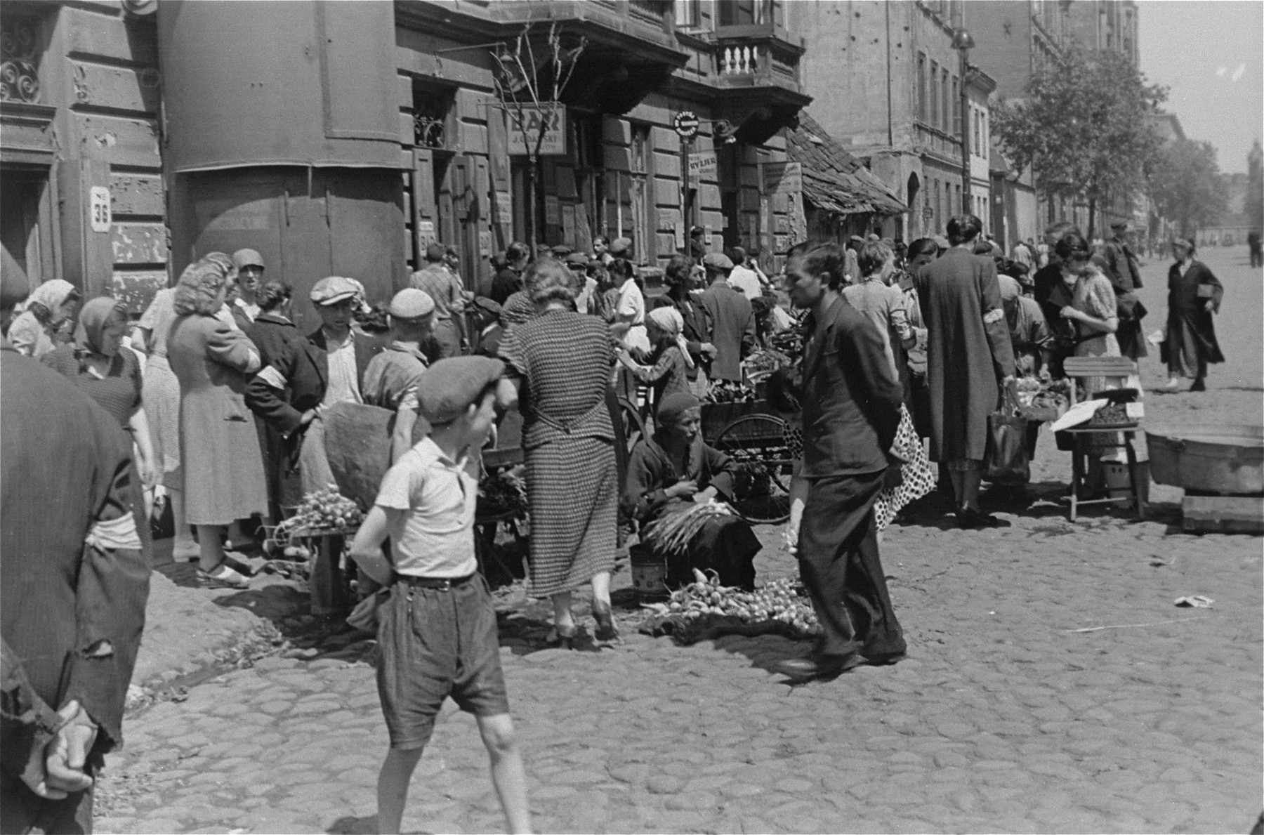 Jews purchase produce from street vendors in the Warsaw ghetto