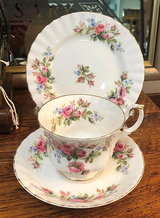 ROYAL ALBERT MOSS ROSE TRIO Collector's World