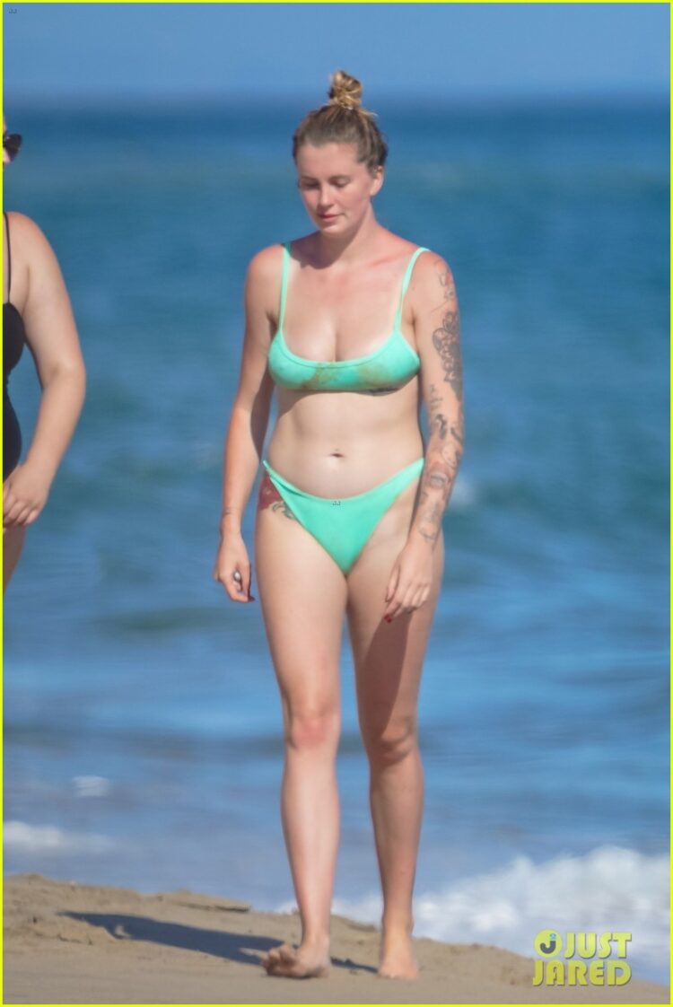 6 Hot Sexy Amy Baldwin Bikini Pics