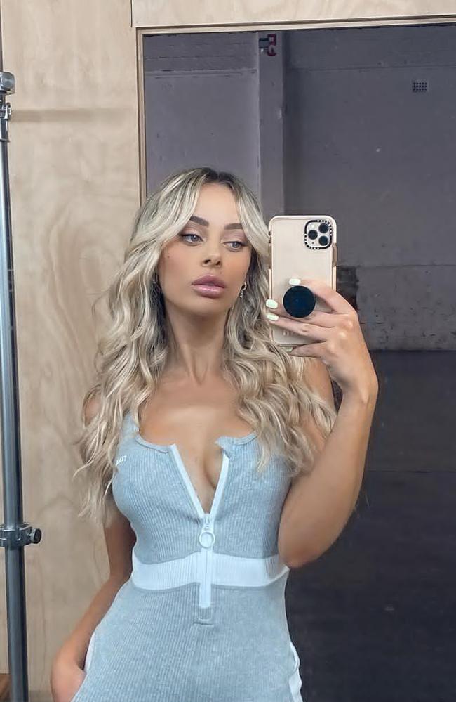 5 Hot Sexy Emily Davis Bikini Pics