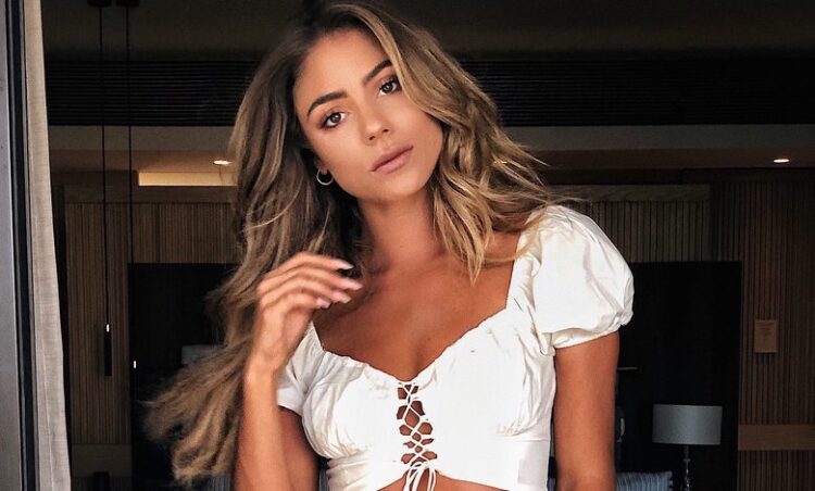 6 Hot Sexy Enna Schell Bikini Pics