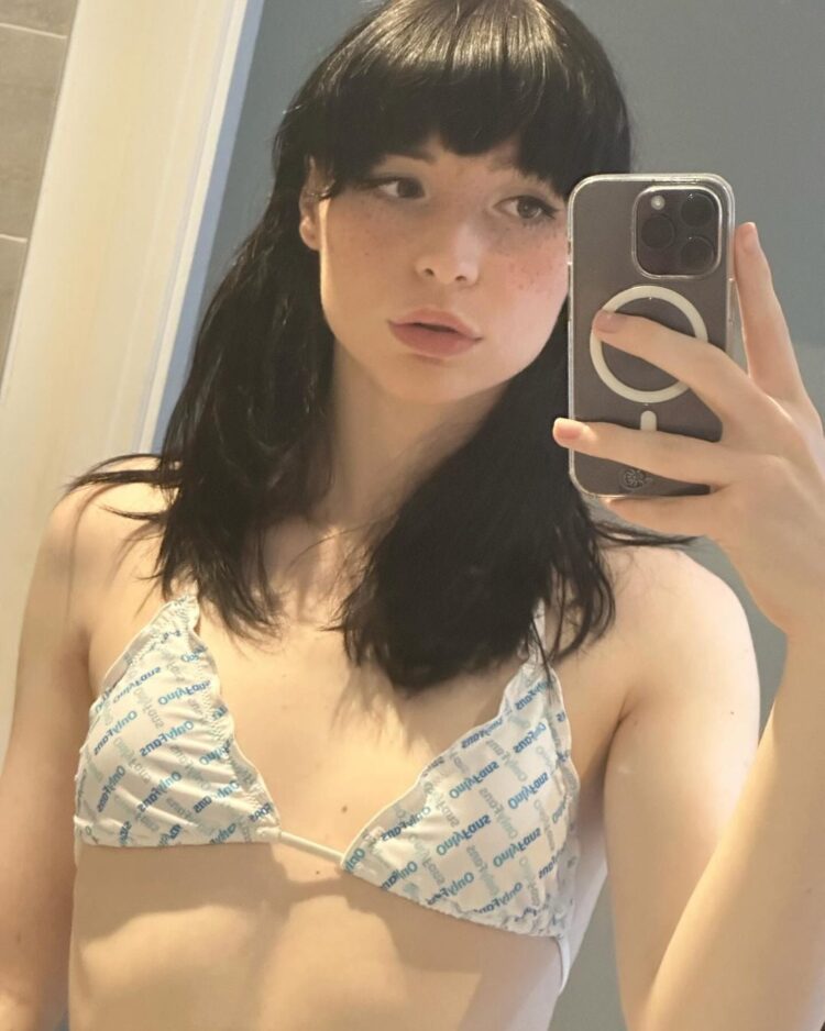 9 Hot Sexy Icky Bikini Pics