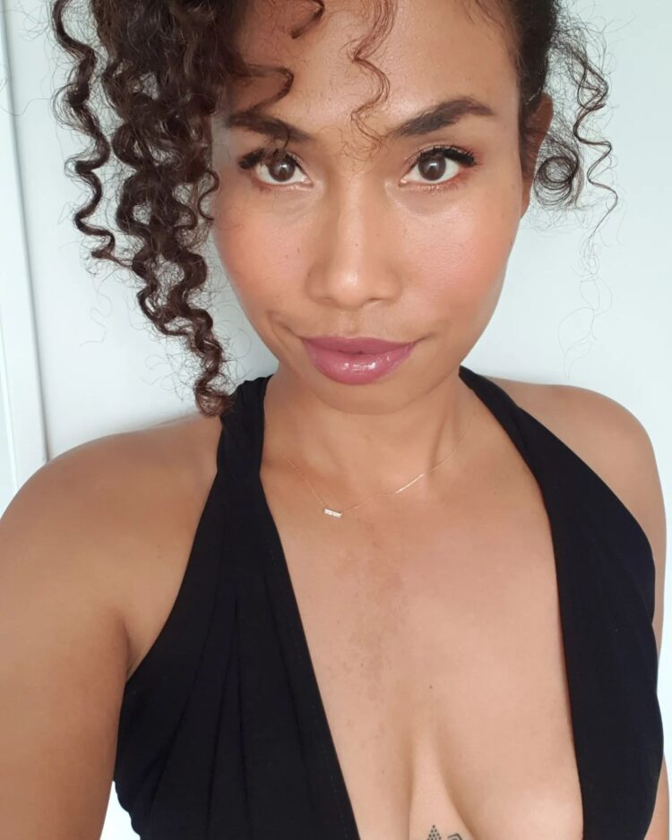 9 Hot Sexy Jen Van Epps Bikini Pics