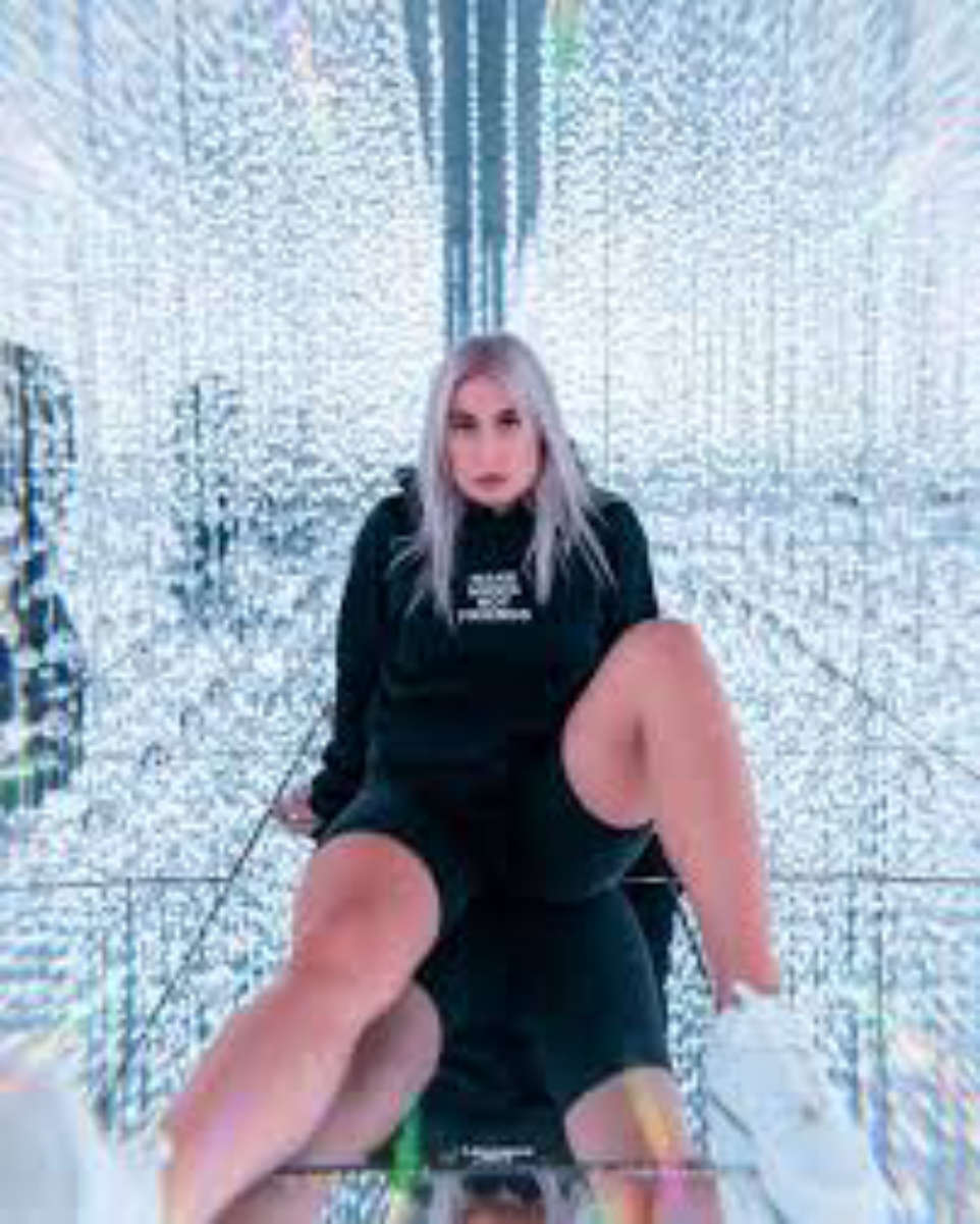 9 Hot Sexy Lael Hansen Bikini Pics