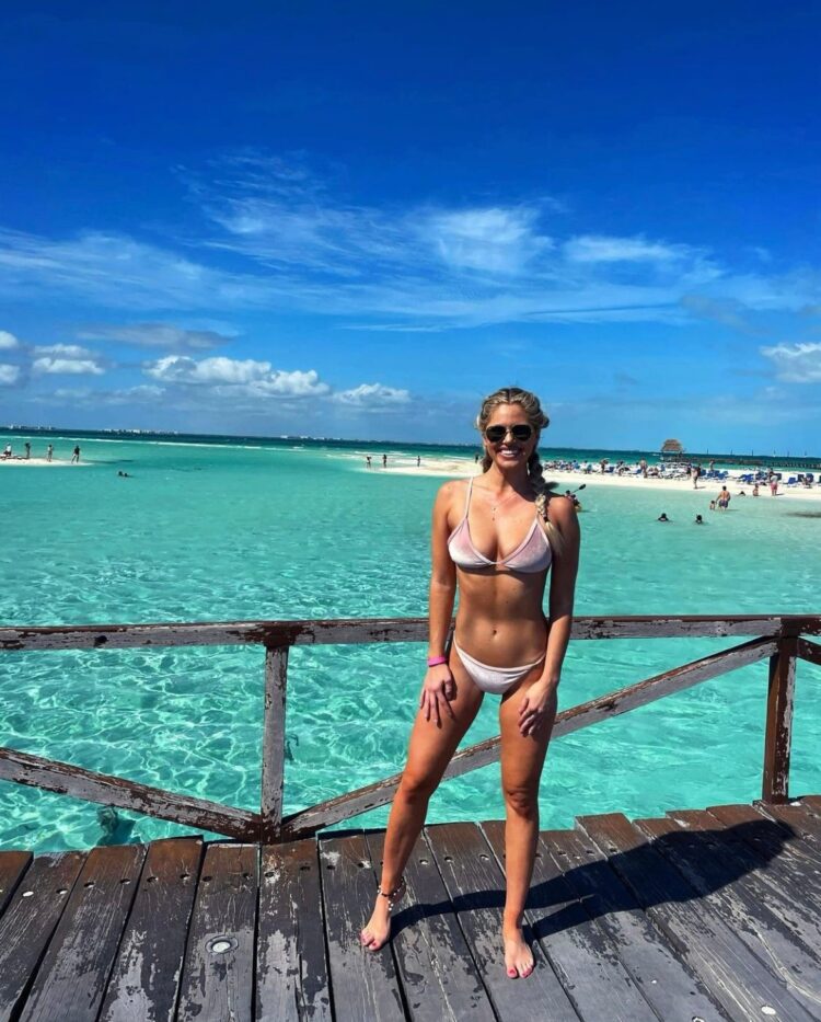 9 Hot Sexy Lauren Jackson Bikini Pics