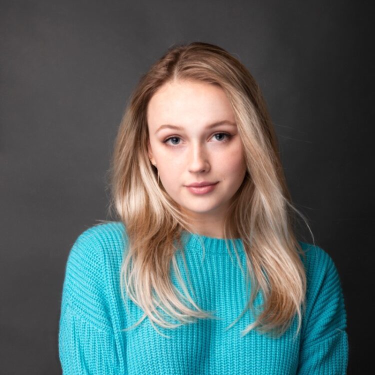 4 Hot Sexy Lauren Mochen Bikini Pics