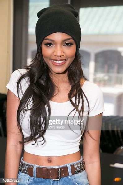 6 Hot Sexy Lauryn McClain Bikini Pics