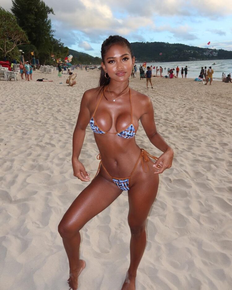 6 Hot Sexy Maeurn Smiles Bikini Pics