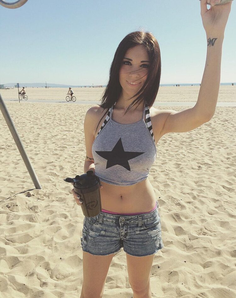 10 Hot Sexy Melonie Mac Bikini Pics