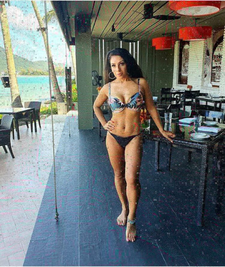 9 Hot Sexy Narinder Kaur Bikini Pics