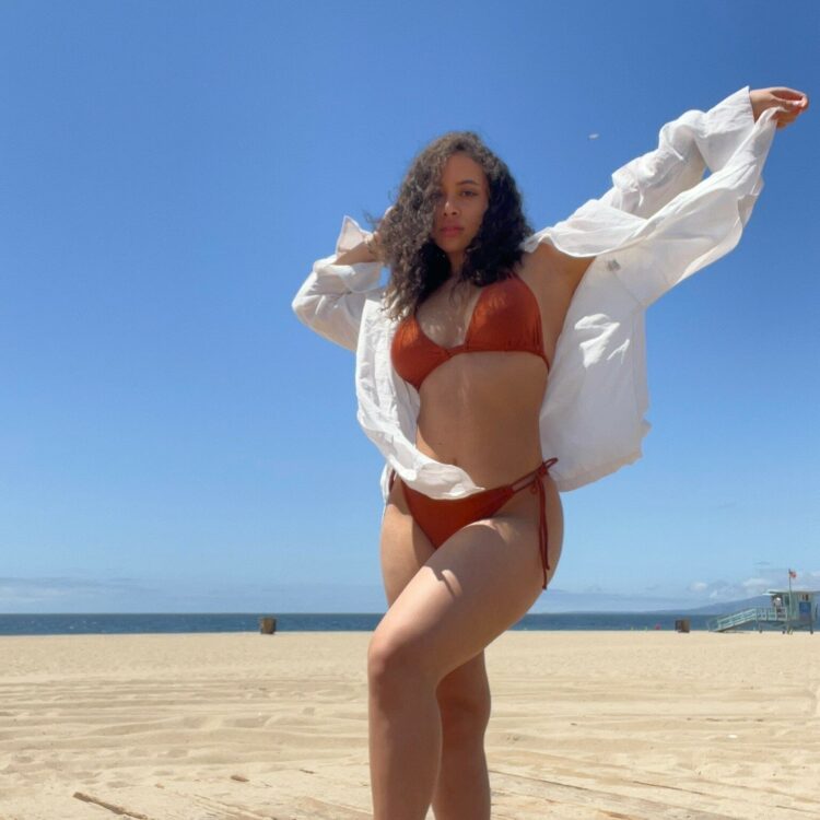 7 Hot Sexy Savannah Spencer Bikini Pics