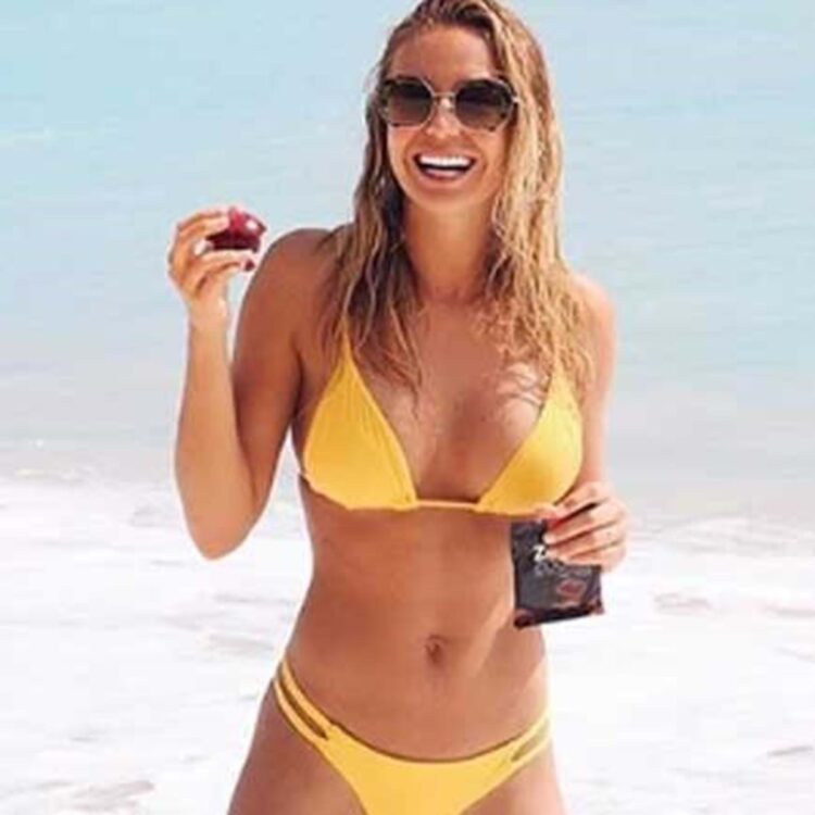 10 Hot Sexy Sofia Arruda Bikini Pics