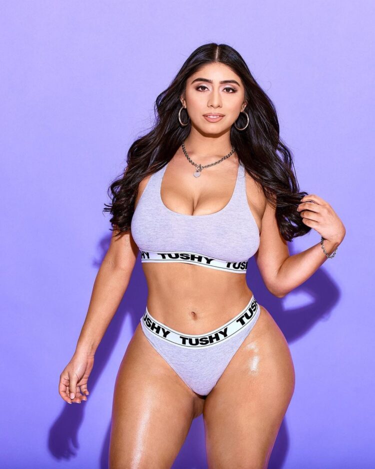 5 Hot Sexy Violet Myers Bikini Pics