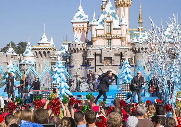 Disney Christmas Parade Taping 2022 Disney's 2015 Christmas Day Parade Taping At Disneyland | Our Magical Disney Moments