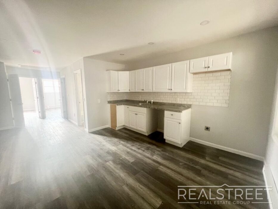 NO FEE! Private Home with 3 bedrooms 2 abthrooms for rent Crown