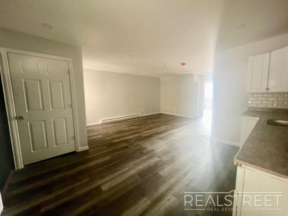 NO FEE! Private Home with 3 bedrooms 2 abthrooms for rent Crown