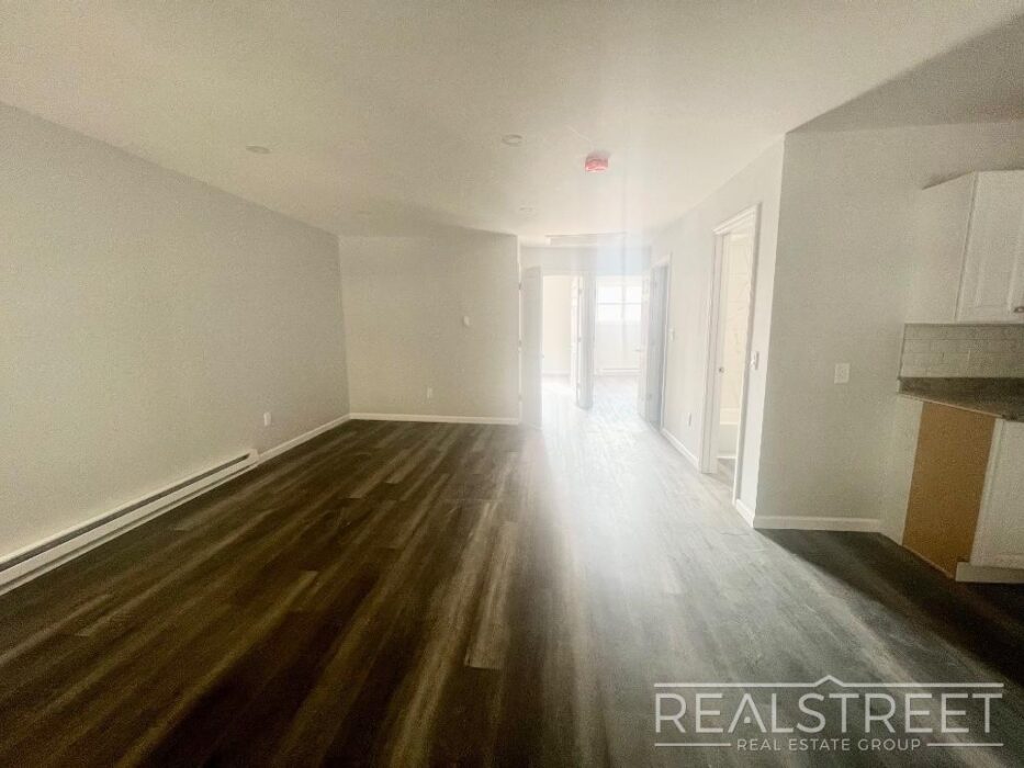 NO FEE! Private Home with 3 bedrooms 2 abthrooms for rent Crown