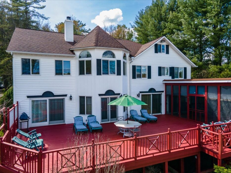 8BR Lakefront House on Sackett Lake. Available for Shabbos or Yom Tovim