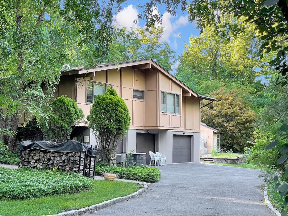 House Rental Available On Galileo Rd Pomona New York Pomona Show Ad