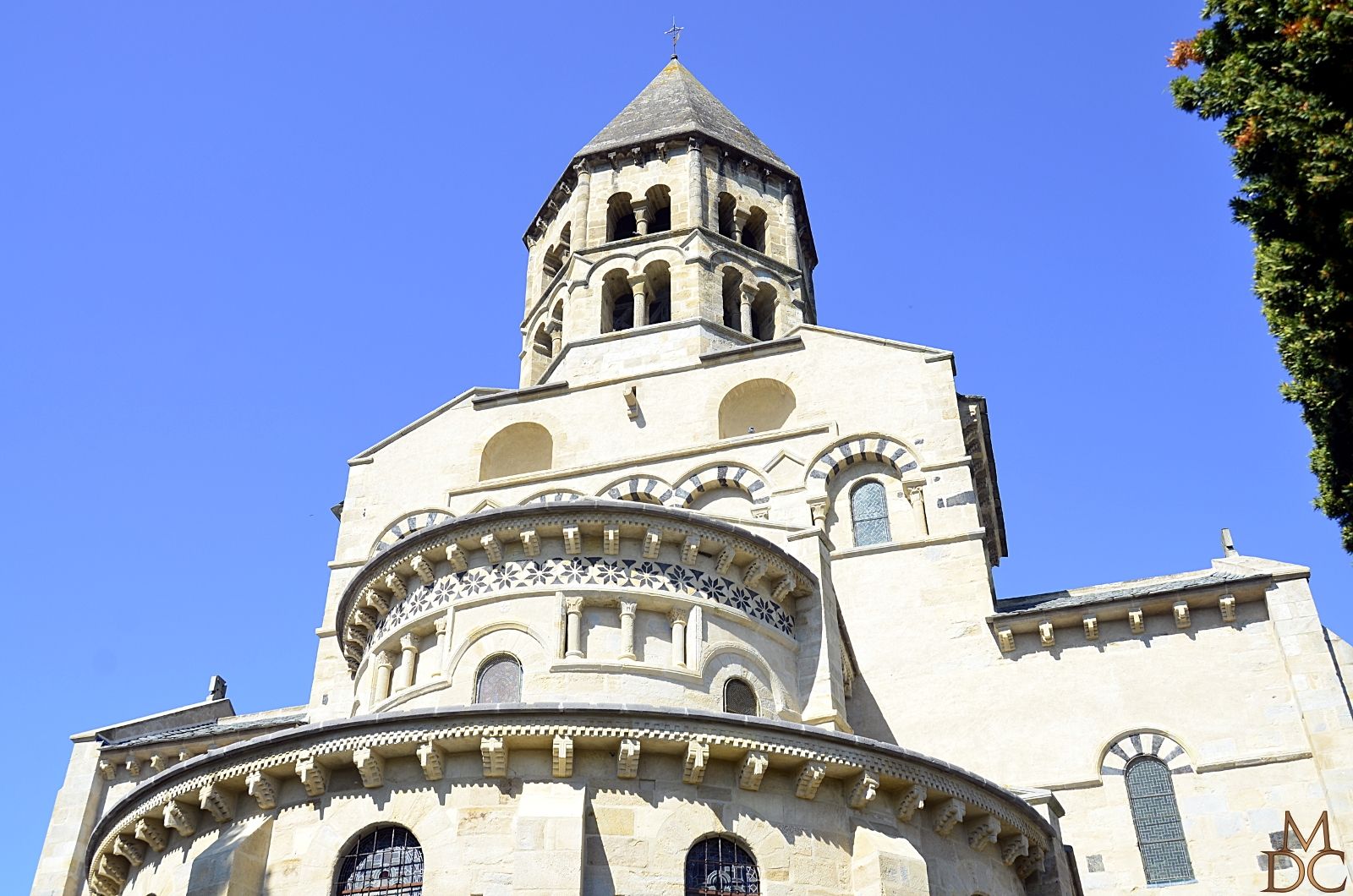 EGLISE ROMANE ST SATURNIN (63) PUY DE DOME
