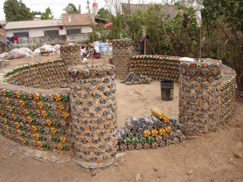 ¿Cómo construir una casa de PET?