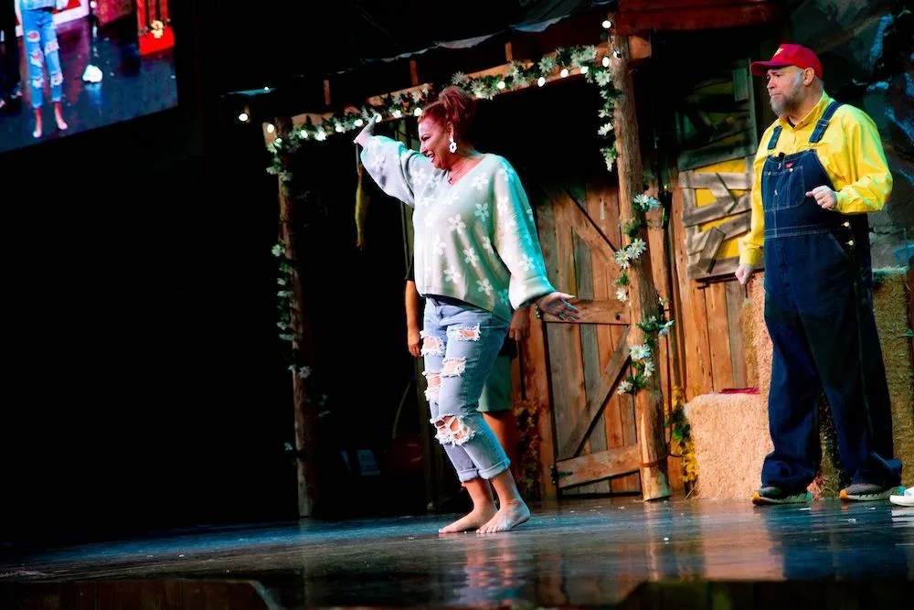 Who Should Visit The Comedy Barn in Pigeon