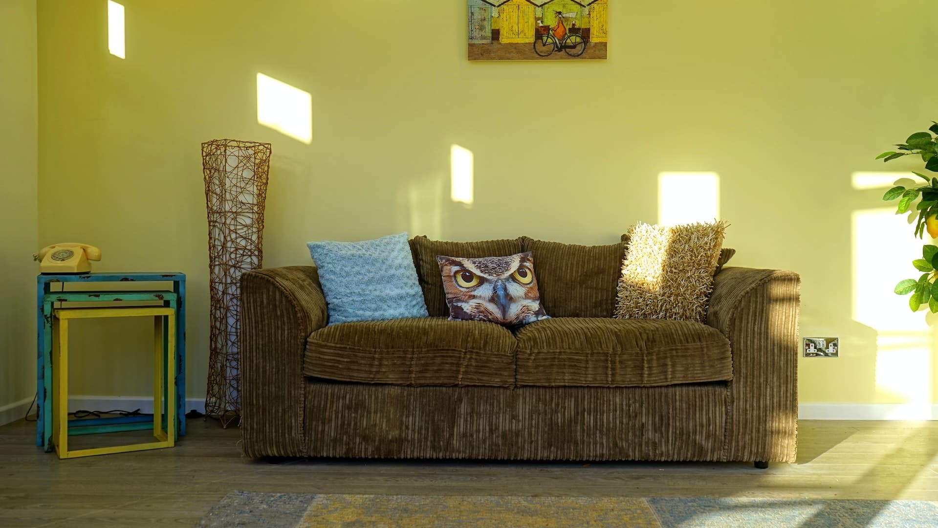 How Much Does It Cost to Reupholster a Couch (Prices & Time)