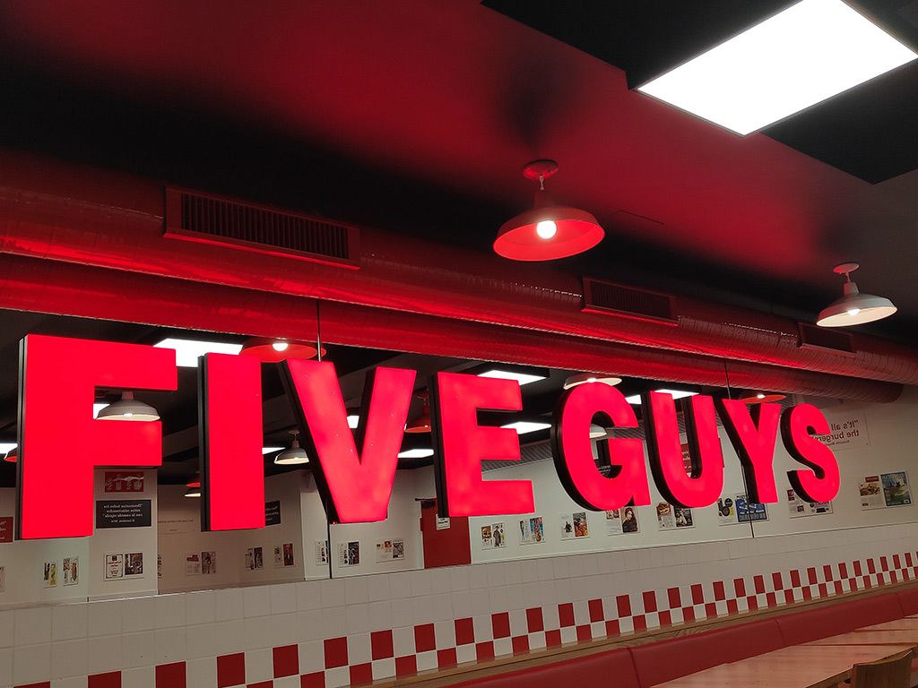 Five Guys Bilbao Hamburguesa Americana a precio americano Comiendo