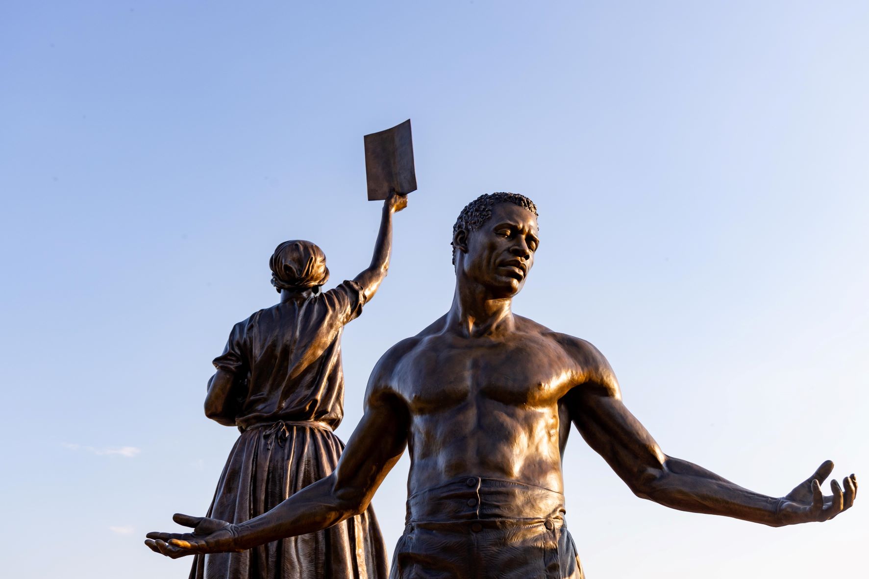Emancipation and Freedom Monument unveiled at Brown’s Island Lipstick