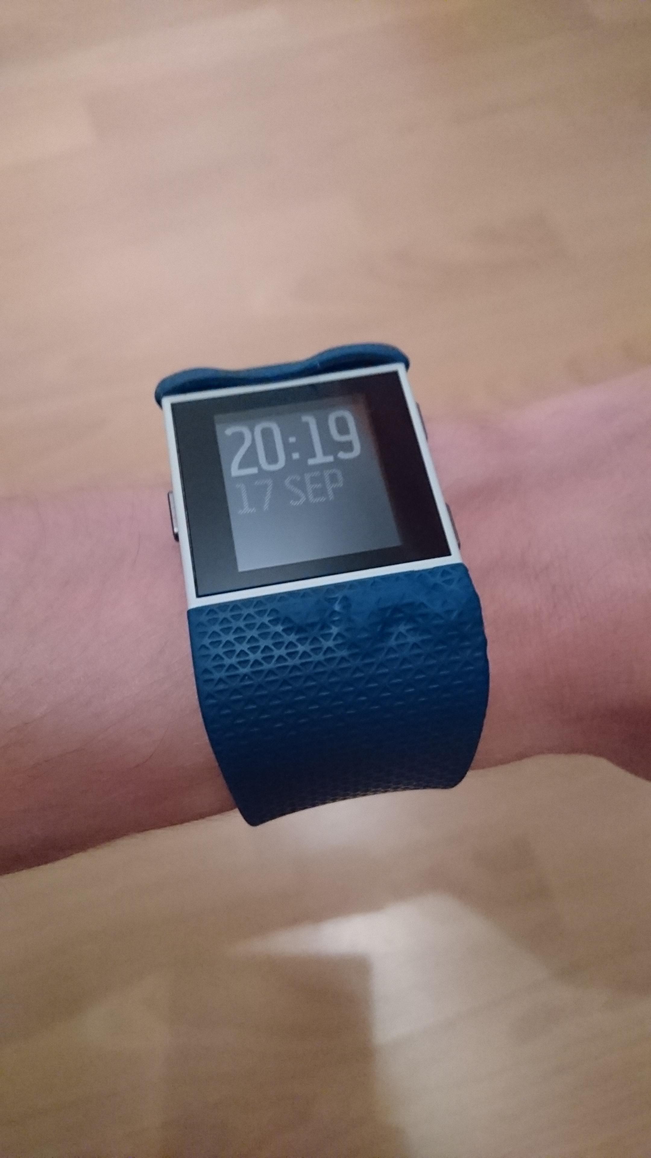 Gelöst Surge Armband löst sich ab Fitbit Community