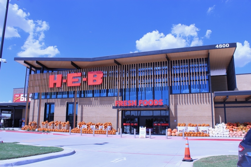 HEB in Frisco on Main Street offers curbside pickup to avoid Texas