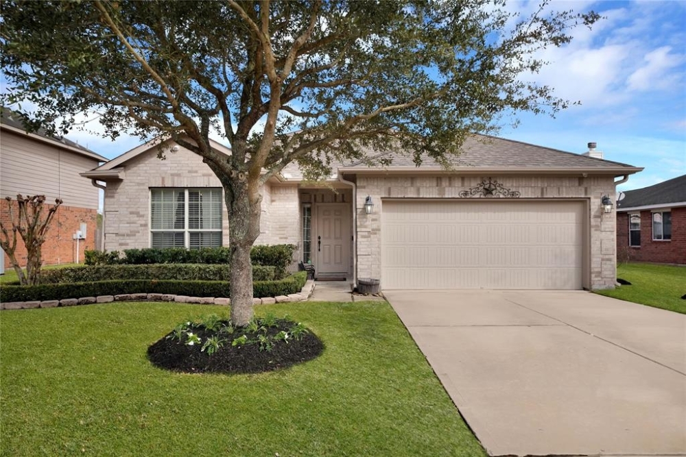 Read more about this month's featured neighborhood, Pearland located