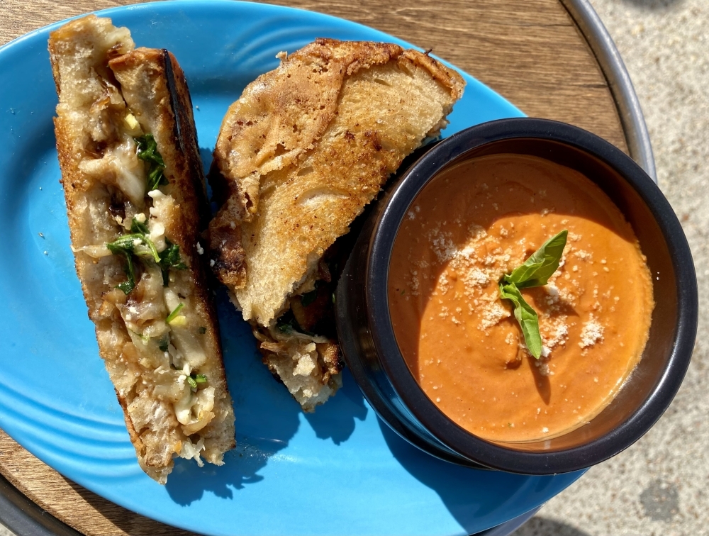 Kale & Kettle brings menagerie of fresh food, exotic desserts and ‘50s