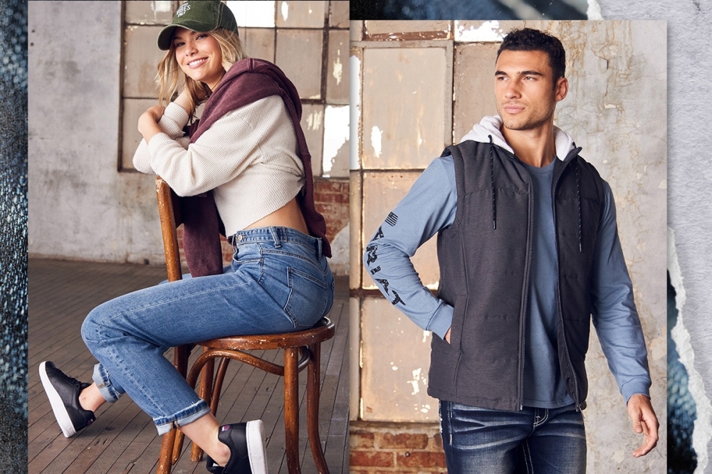 Buckle clothing store celebrates reopening in Deerbrook Mall